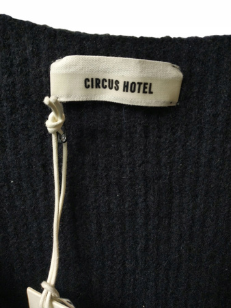 BLUZKA Z GŁĘBOKIM DEKOLTEM DAMSKA CIRCUS HOTEL ROZMIAR 42 CZARNA