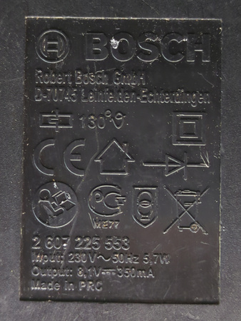 Ładowarka do akumulatorów Bosch D-70745 8.1V 3.5A 5.7W