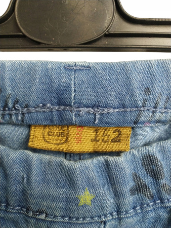 SPODNIE JEANSOWE DLA DZIEWCZYNKI SMYK ROZMIAR 152 NIEBIESKIE WE WZORKI