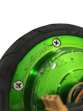 SILNIK Z OPONĄ ZUŻYTĄ C24V181012072 ZIELONY MOTUS 6,5 HULAJNOGA