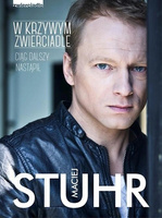 W krzywym Zwierciadle. Ciąg dalszy nastąpił Maciej Stuhr